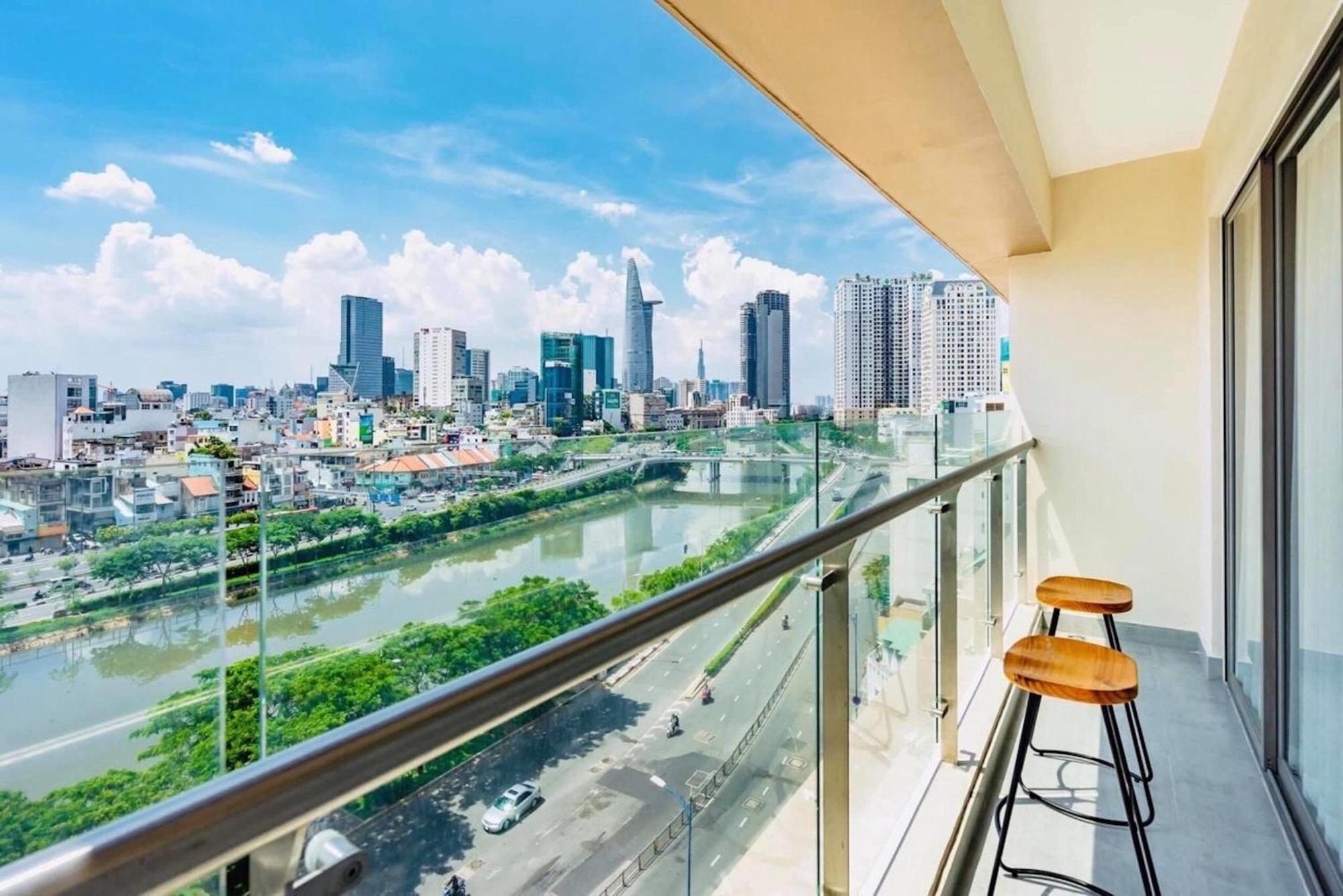 Genius Apartment River Gate Center Хошимин Экстерьер фото